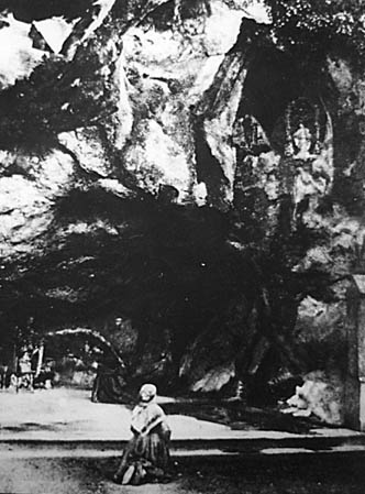 Das einzige Foto, was Bernadette unter der Grotte zeigt von 1862