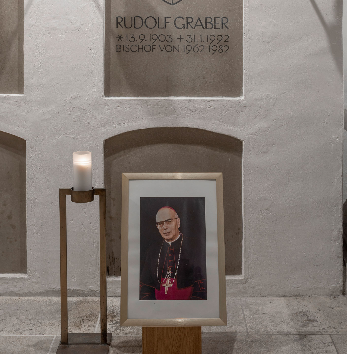 Bischof Graber | © Uwe Moosburger Foto eines Bischofs in der Bischofskrypta