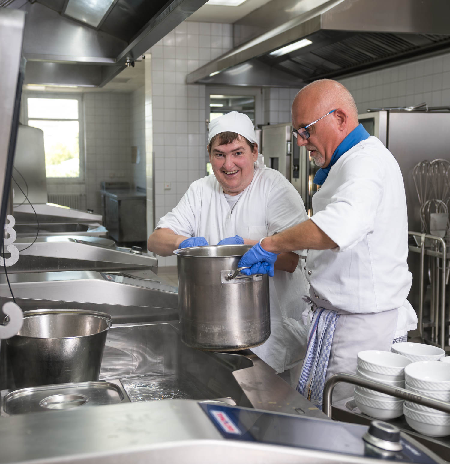 Großküche | © Petra Homeier Fotografie Zwei Köche in der Großküche