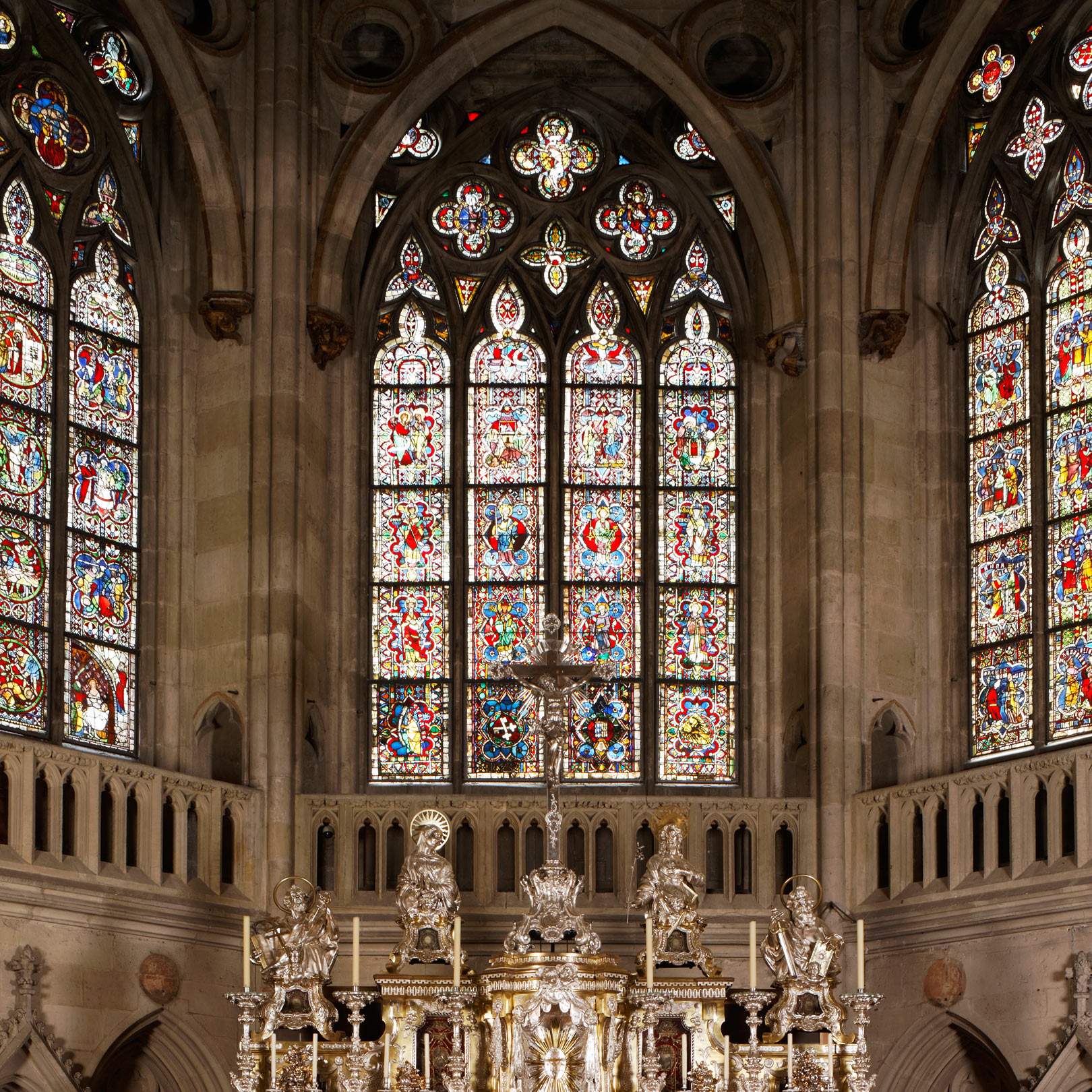 Glasfenster | © Florian Monheim Hochaltar und Buntglasfenster im Dom