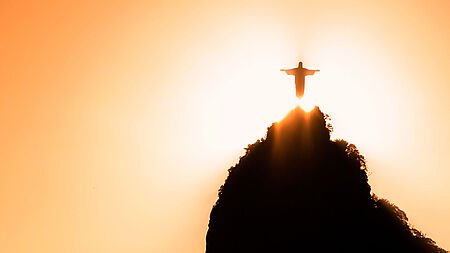 Jesusstatue auf dem Berg, Brasilien, gegen die Sonne