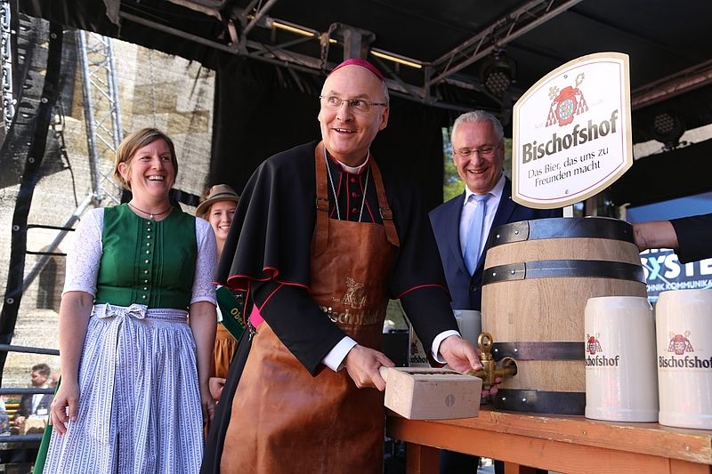 Bischof Voderholzer beim Bierausschank Bischof Voderholzer beim Bierausschank