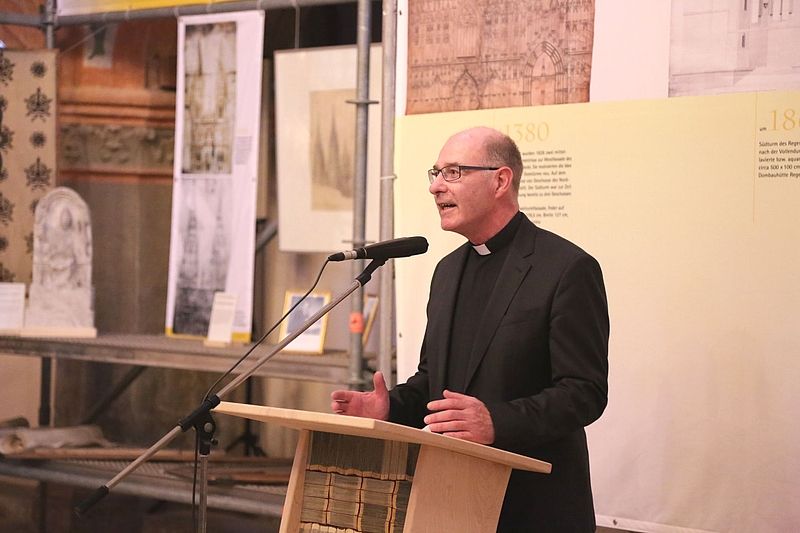 Franz Frühmorgen spricht am Rednerpult Franz Frühmorgen spricht am Rednerpult