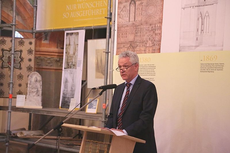 Sprecher am Rednerpult Sprecher am Rednerpult