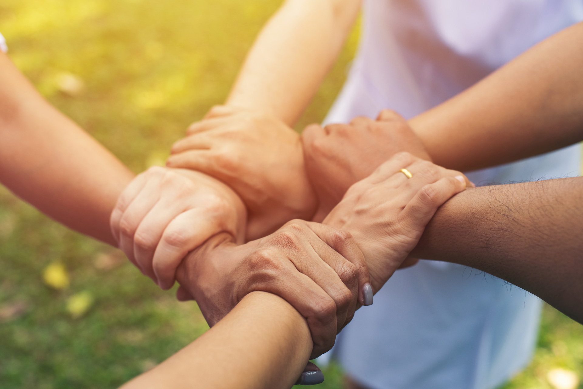 Gemeinschaft | © sutlafk - stock.adobe.com Gefasste Hände von fünf Personen bilden eine Kreis; Gemeinschaft und Teamarbeit