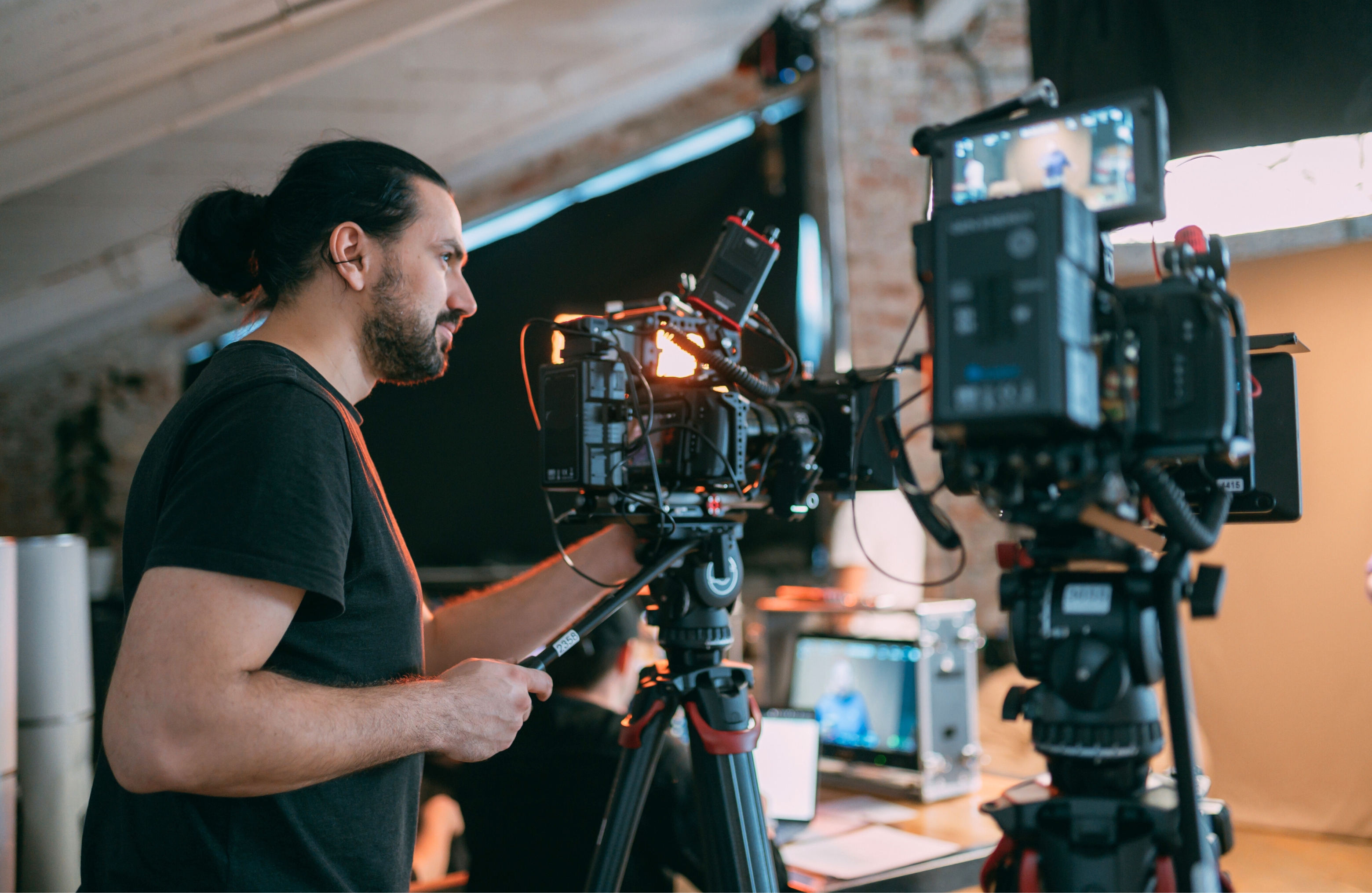 Kameramann | © Anna - stock.adobe.com Professional videographer at work on filming a movie