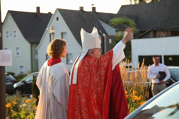 Bischof segnet mit Buchsbaumbusch