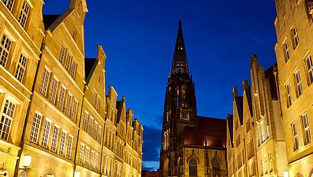 Münster, Prinzipalmarkt bei Nacht.