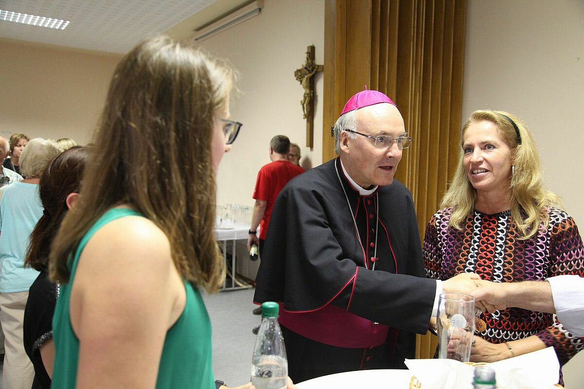 Zwei junge Mädchen begrüßen Bischof
