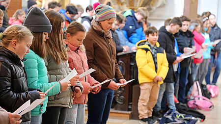 Eine volle Basilika St. Emmeram empfing singend Bischof Rudolf am U14-Tag