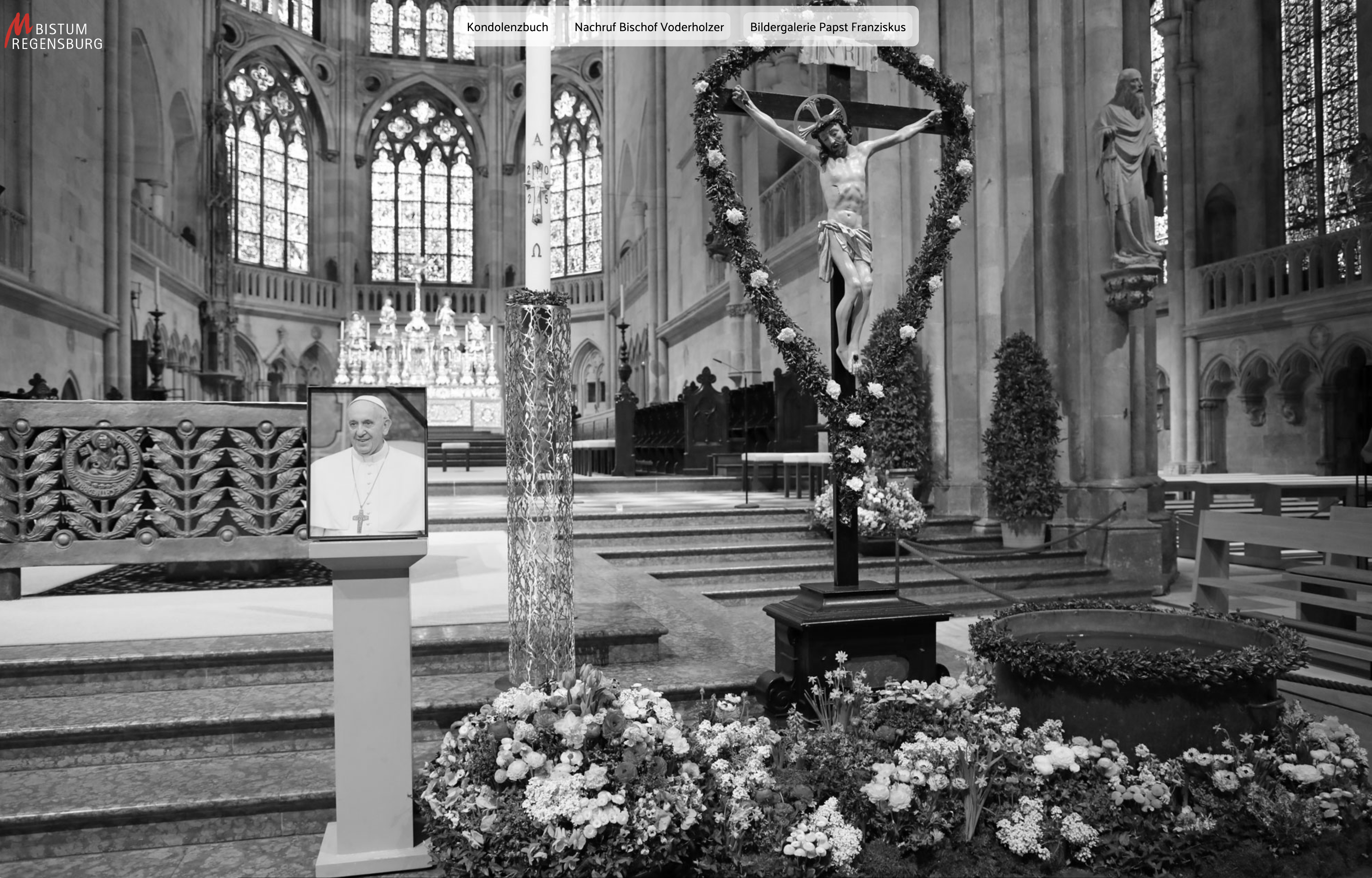 Kondolenzbuch | © Christian Beirowski Foto des am Ostersonntag verstorbenen Papst Franziskus im Regensburger Dom